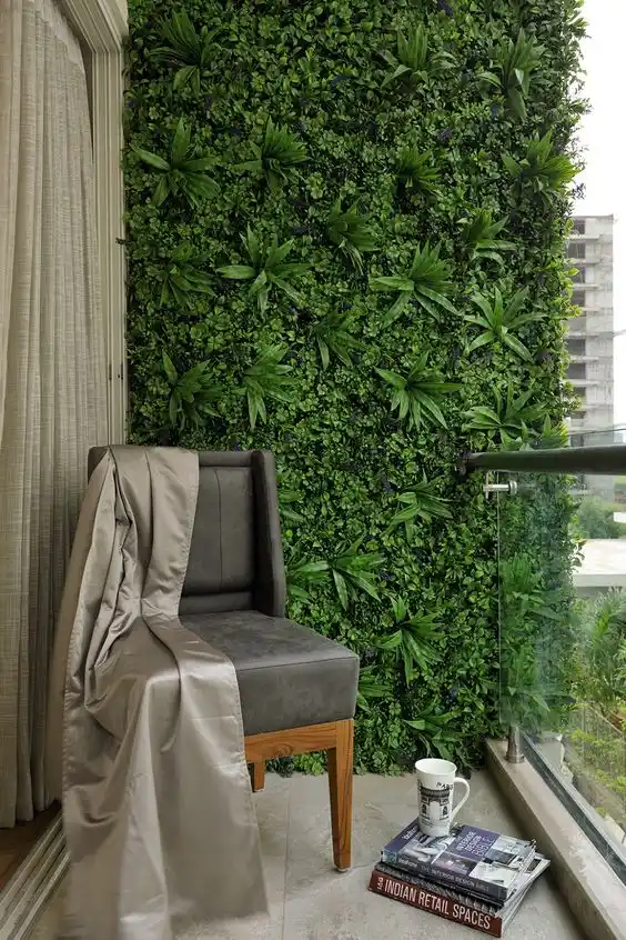 دیوار سبز برای تزیین بالکن کوچک